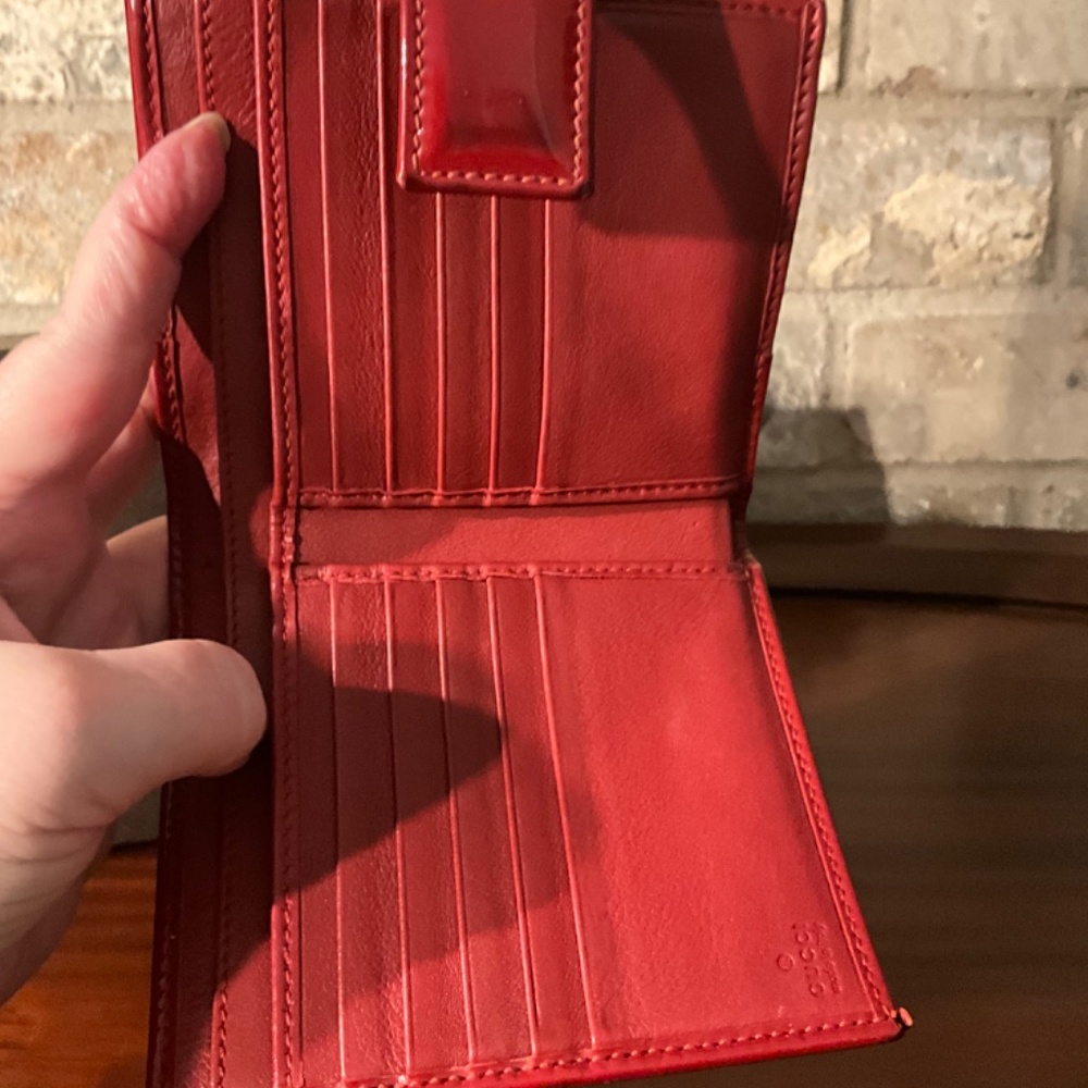 AUTHENTIC GUCCI RED PATENT LEATHER COMPACT WALLET - Picture 11 of 16